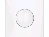 une photo d'un interrupteur blanc sur un mur blanc