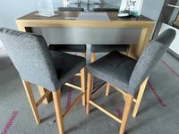 Table haute en mélaminé stratifié imitation bois et quatre c…