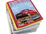 des magazines empilés les uns sur les autres sur une surface blanche