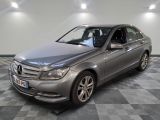 La Mercedes Classe C est garée sur un sol à damier