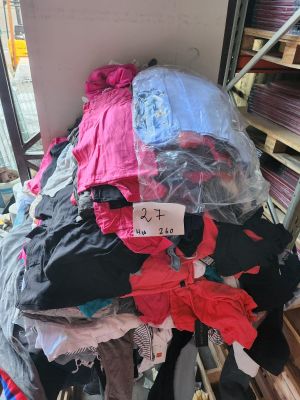 Lot de 260 vêtements femme assortis , modèles et tailles var…