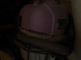 un sèche-cheveux rose posé sur une pile de bagages