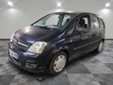 la photo d'une petite voiture bleue garée dans un garage