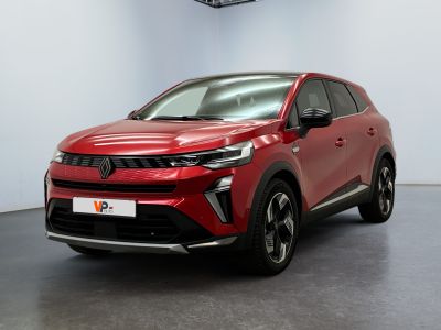 Une voiture rouge est garée dans une grande pièce.