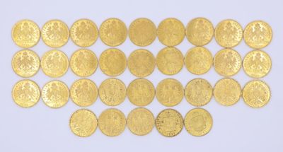 gros plan d'une pile de pièces d'or sur une surface blanche