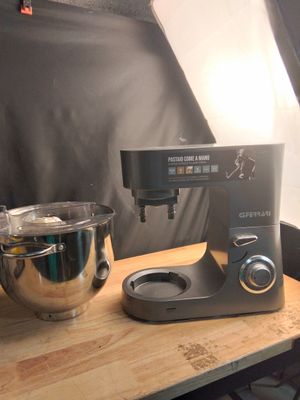 une photo représentant un mixeur et un saladier posés sur une table