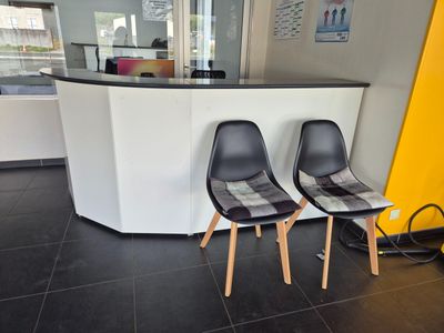 deux chaises placées devant un comptoir