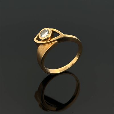 une image d'une bague en or avec un diamant au centre