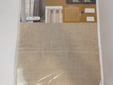 un sac en toile de jute posé sur une table