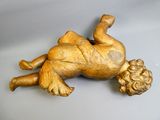 une statue en or représentant un bébé allongé sur le dos