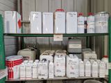 de nombreux conteneurs alignés sur une étagère dans un local de stockage