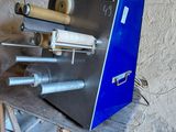 une machine posée sur une table