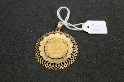 un gros plan d'une pièce d'or sur laquelle est accrochée une étiquette