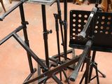 a lot of musical instruments that are sitting on the floor