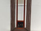 une image représentant un miroir avec un cadre en bois