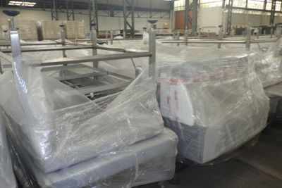de nombreux meubles emballés dans du plastique