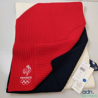 deux paires d'écharpes tricotées rouges, blanches et bleues posées sur une table