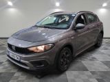 la photo d'une voiture grise garée dans un garage