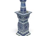grand vase bleu et blanc orné d'un motif floral à la base