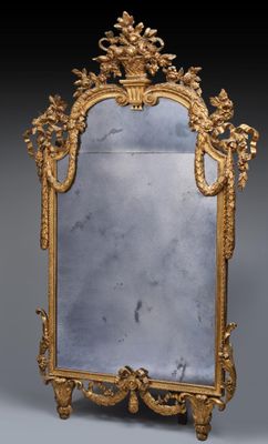 Important miroir à entourage en bois sculpté, mouluré et dor… - Photo 1