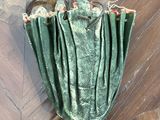 un sac à main vert qui se trouve par terre, par terre