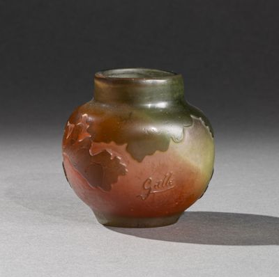 un vase orné d'un motif marron et rouge