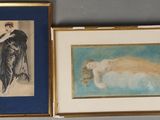 deux tableaux encadrés représentant une femme et un chat, posés sur une étagère
