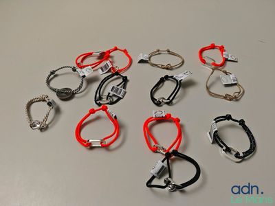 beaucoup de bracelets posés sur une table
