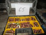 une boîte remplie de pièces de cuivre portant le numéro 66