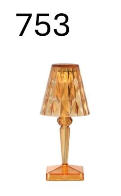 une lampe de table dorée sur laquelle figure le chiffre 753