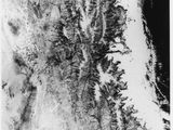 une vieille photo en noir et blanc représentant un paysage enneigé