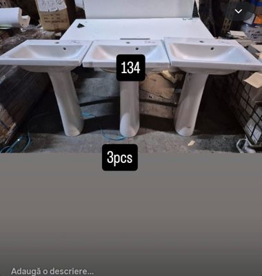 Lot composé de 3 lavabos en céramique de 55 cm avec colonnes…