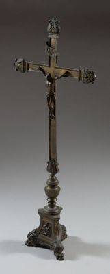 une croix posée sur un socle surmonté d'une statue