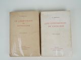 deux livres posés l'un à côté de l'autre sur une table