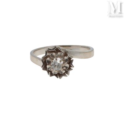 une image représentant une bague en argent sertie d'un diamant au centre