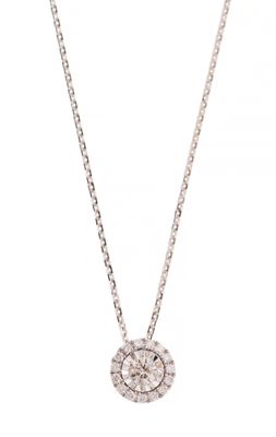 un collier en or blanc orné d'un pendentif en forme de fleur sertie de diamants, monté sur une chaîne