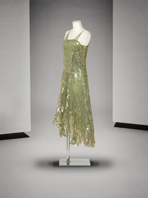 une photo d'une robe verte sur un présentoir à mannequin