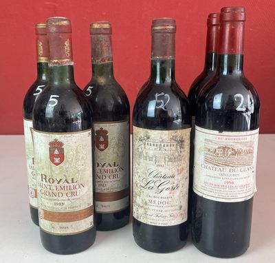 plusieurs bouteilles de vin sont alignées sur un comptoir