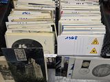 un grand nombre de livres posés sur une table