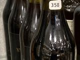des bouteilles de vin sont alignées sur une étagère dans un magasin