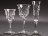 trois verres à vin vides posés les uns à côté des autres sur une table