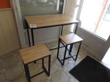 deux tabourets et une table dans un coin de la pièce