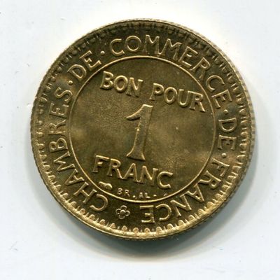 gros plan d'une pièce de monnaie sur une surface blanche avec un fond blanc