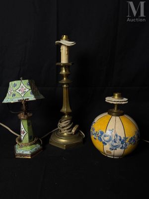 trois lampes différentes et un abat-jour sur fond noir