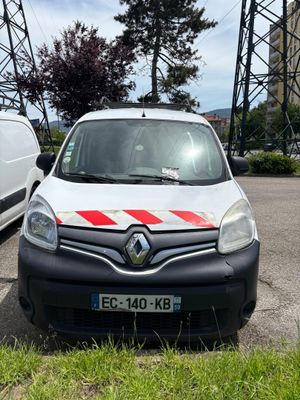 une petite camionnette blanche garée sur un parking à côté d'une camionnette blanche