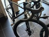 deux vélos posés par terre dans la pièce