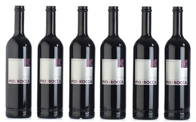 six bouteilles de vin rouge sont alignées