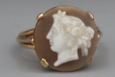 Bague en or ornée d’un camée sur agate stylisant un profil f…