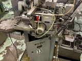 une machine posée sur le sol d'une pièce