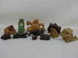 beaucoup d'animaux en peluche posés sur une surface blanche